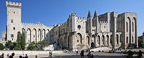 Étude et réalisation du dispositif d’exposition – Palais des Papes
En collaboration avec le bureau d'études Ben Hadid, j’ai participé à l’étude et à la réalisation d’un dispositif d’exposition pour le Palais des Papes, consistant en des œuvres suspendues installées sur la structure existante du palais. Ma mission a consisté à mobiliser l'ensemble suivant un relevé de nuage de points et à élaborer les plans et les détails structurels du dispositif. L’intégralité du projet a été modélisée sur Revit, garantissant la précision et la parfaite intégration du dispositif dans le cadre historique du palais.