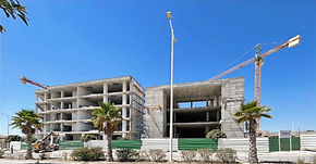 Phase d’exécution – Siège de Novation City, Sousse
Ce projet concerne la construction du nouveau siège de Novation City, situé dans le Technopole de Sousse, un bâtiment de 4 étages avec un centre de congrès, couvrant 16 000 m² et intégrant un programme polyvalent adapté aux besoins d’une entreprise moderne.
Dans le cadre de la phase d’exécution, j’ai pris en charge l’élaboration des plans d’exécution, des dossiers d’appel d’offres ainsi que du dossier de déclaration, tout en assurant une coordination selon une approche BIM pour garantir la précision et l'efficacité du projet. J’ai également participé au suivi de l’exécution sur chantier, veillant à la conformité des travaux avec les plans et optimisant les solutions techniques mises en œuvre pour respecter les exigences du projet.