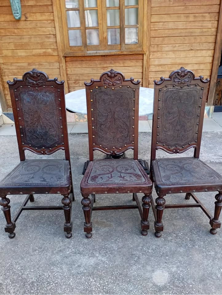 Miniatura: Mesa de Jantar de madeira de Jacarandá com tampo de mármore e 3 cadeiras.