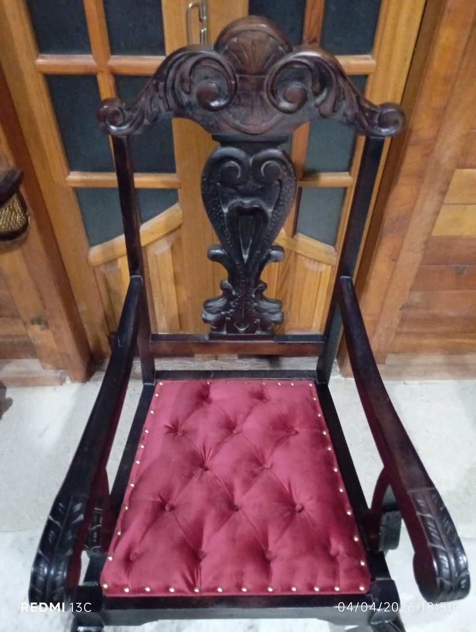 Miniatura: Cadeira Inglesa Chippendale em Madeira Maciça com Veludo Capitone Vermelho e Pés