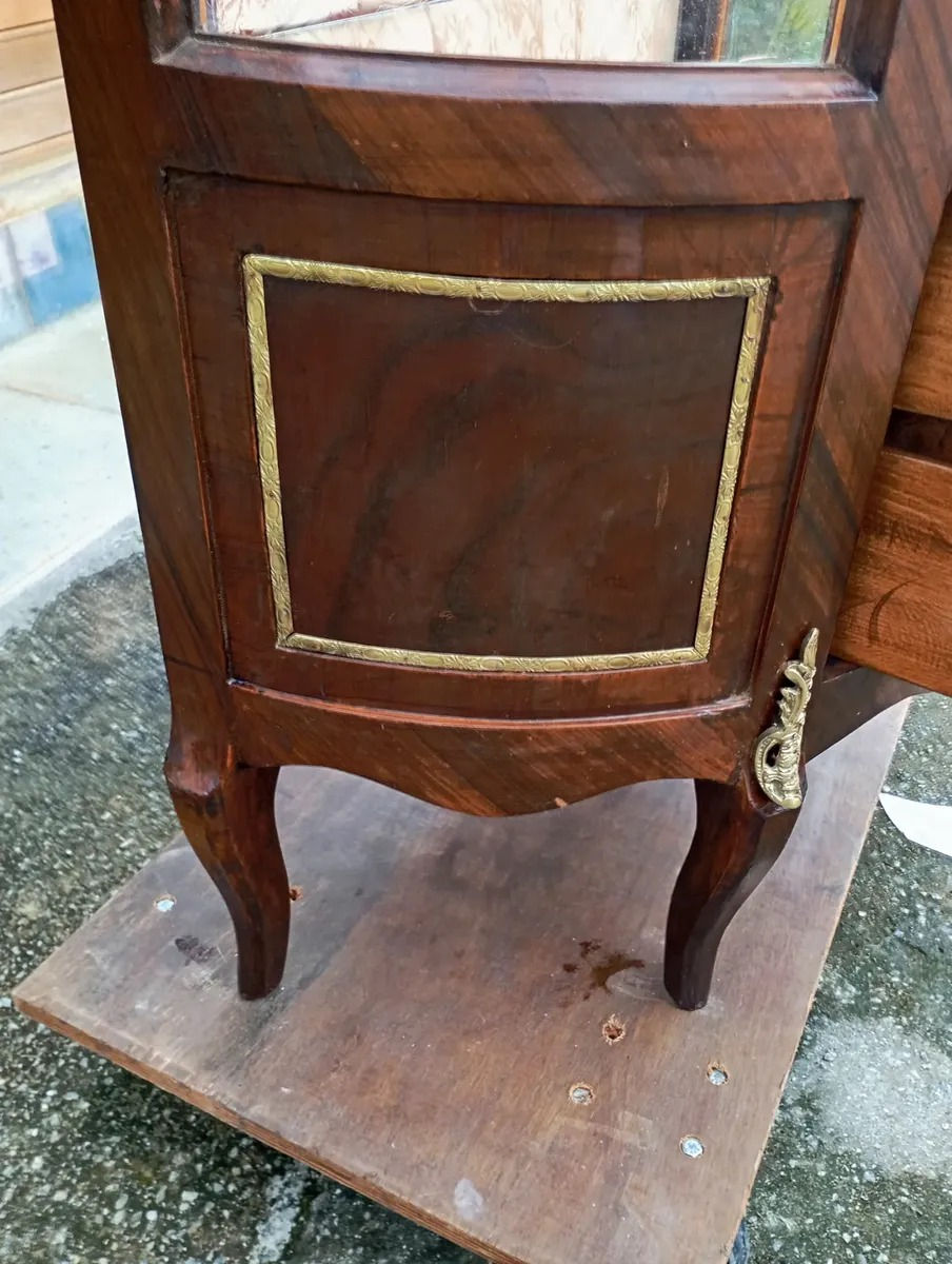Miniatura: Cristaleira Luís XV com Marchetaria e Interior Capitonê — Madeira Nobre e Bronze