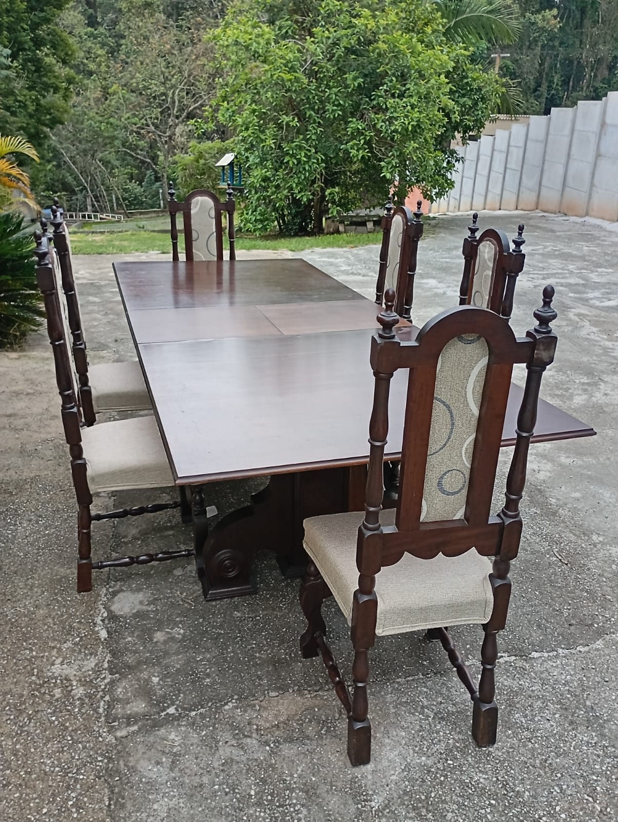 Mesa de jantar, feita de madeira maciça, com 6 cadeiras também de madeira maciça