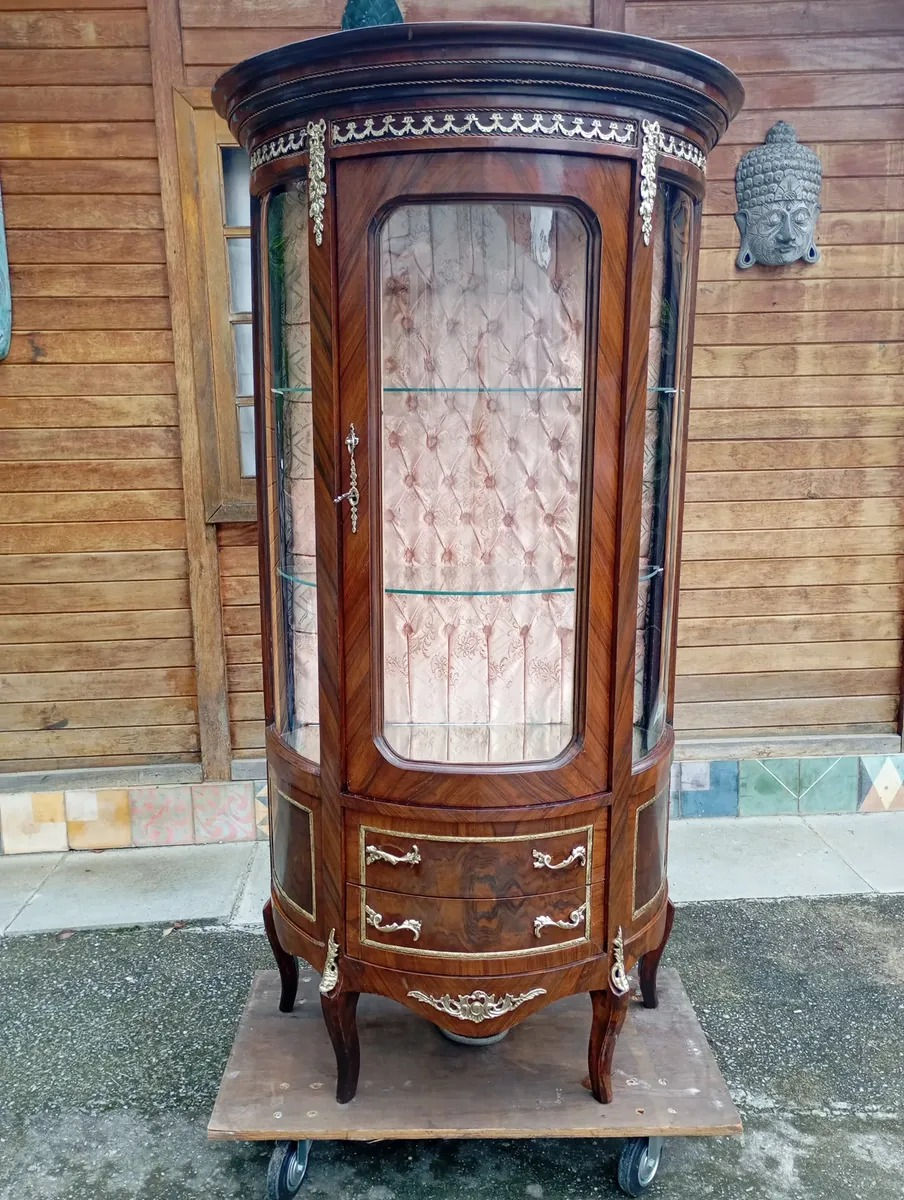 Miniatura: Cristaleira Luís XV com Marchetaria e Interior Capitonê — Madeira Nobre e Bronze