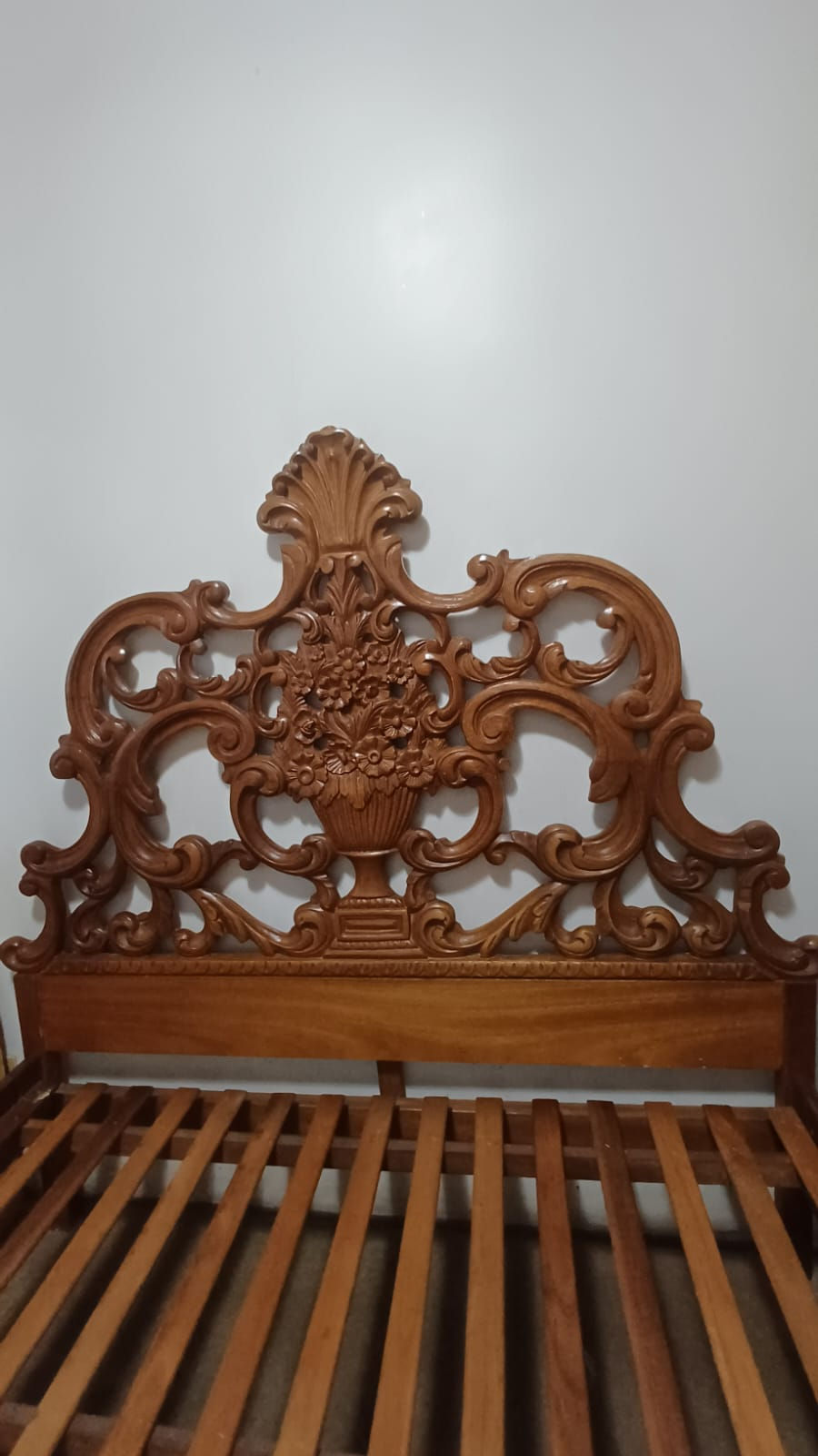Miniatura: Cama de Casal Clássica Entalhada — Madeira Maciça | Estilo Luís XV / Rococó