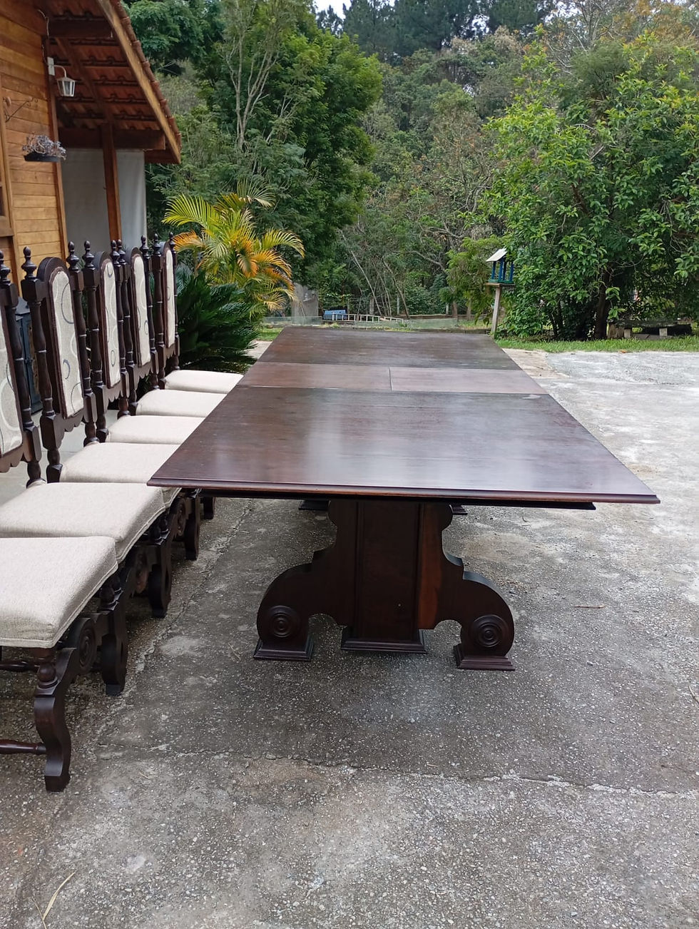 Miniatura: Mesa de jantar, feita de madeira maciça, com 6 cadeiras também de madeira maciça