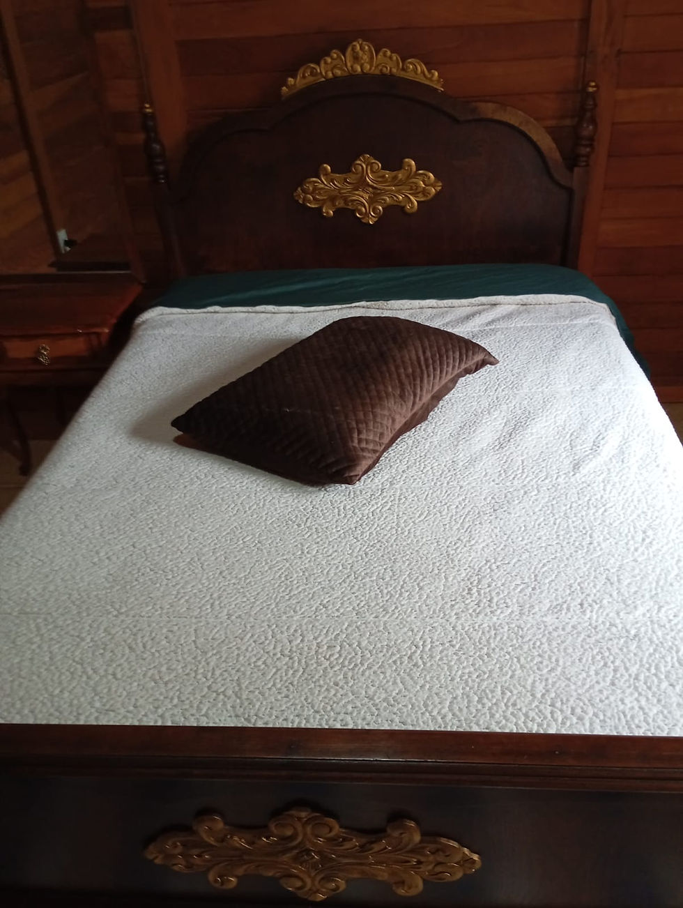 Miniatura: Cama de Casal Antiga em Jacarandá Maciço — Entalhes Dourados, Elegância Clássica