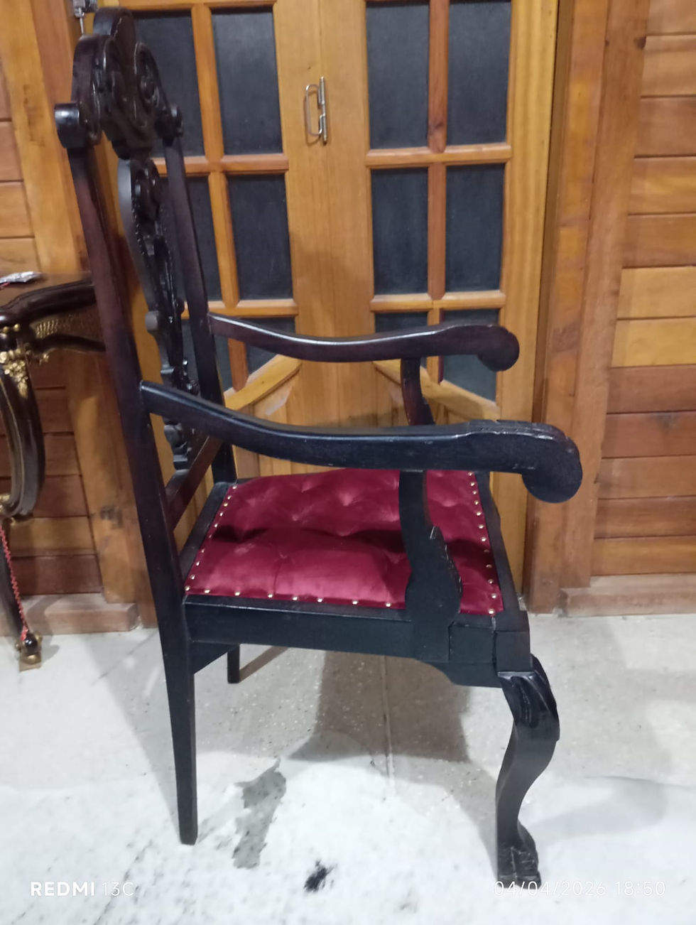 Miniatura: Cadeira Inglesa Chippendale em Madeira Maciça com Veludo Capitone Vermelho e Pés