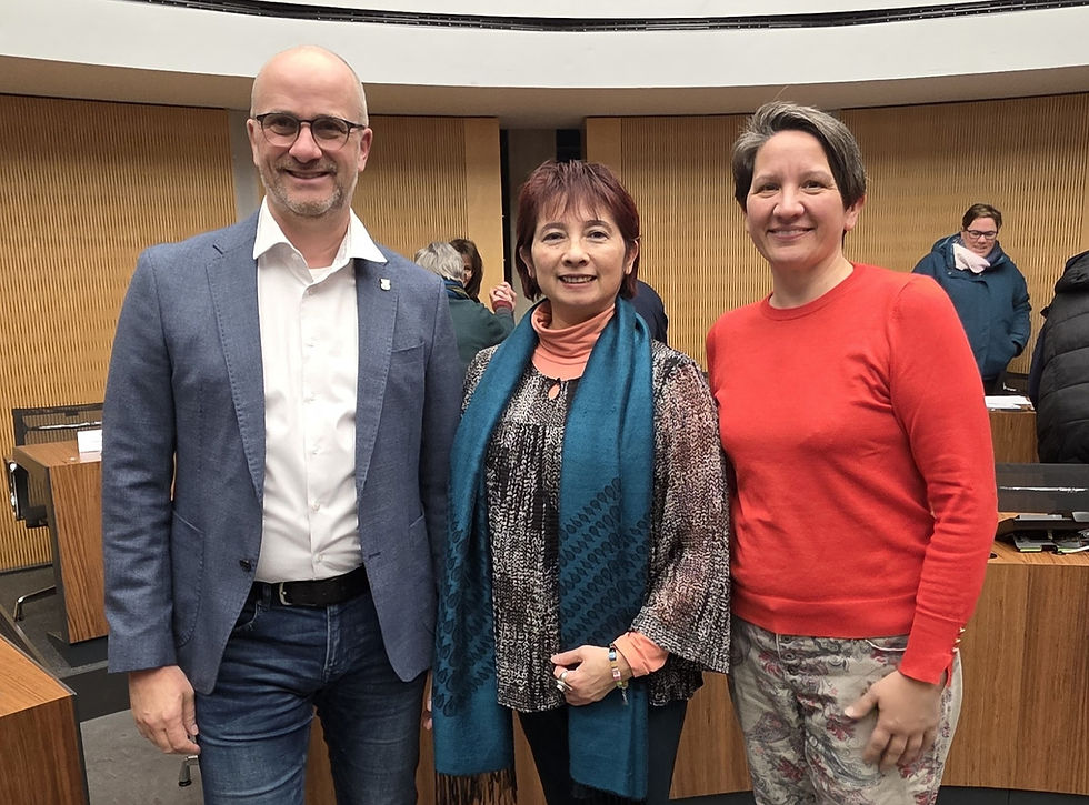 Mona Neutzer, direkt gewähltes Mitglied im neuen Ausschuss freut sich mit Bürgermeister Stephan Luyven und stv. Bürgermeisterin Katharina Pleines auf die kommenden Herausforderungen