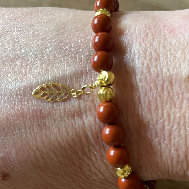 Bracelet jaspe rouge 6 mm plaqué or feuille