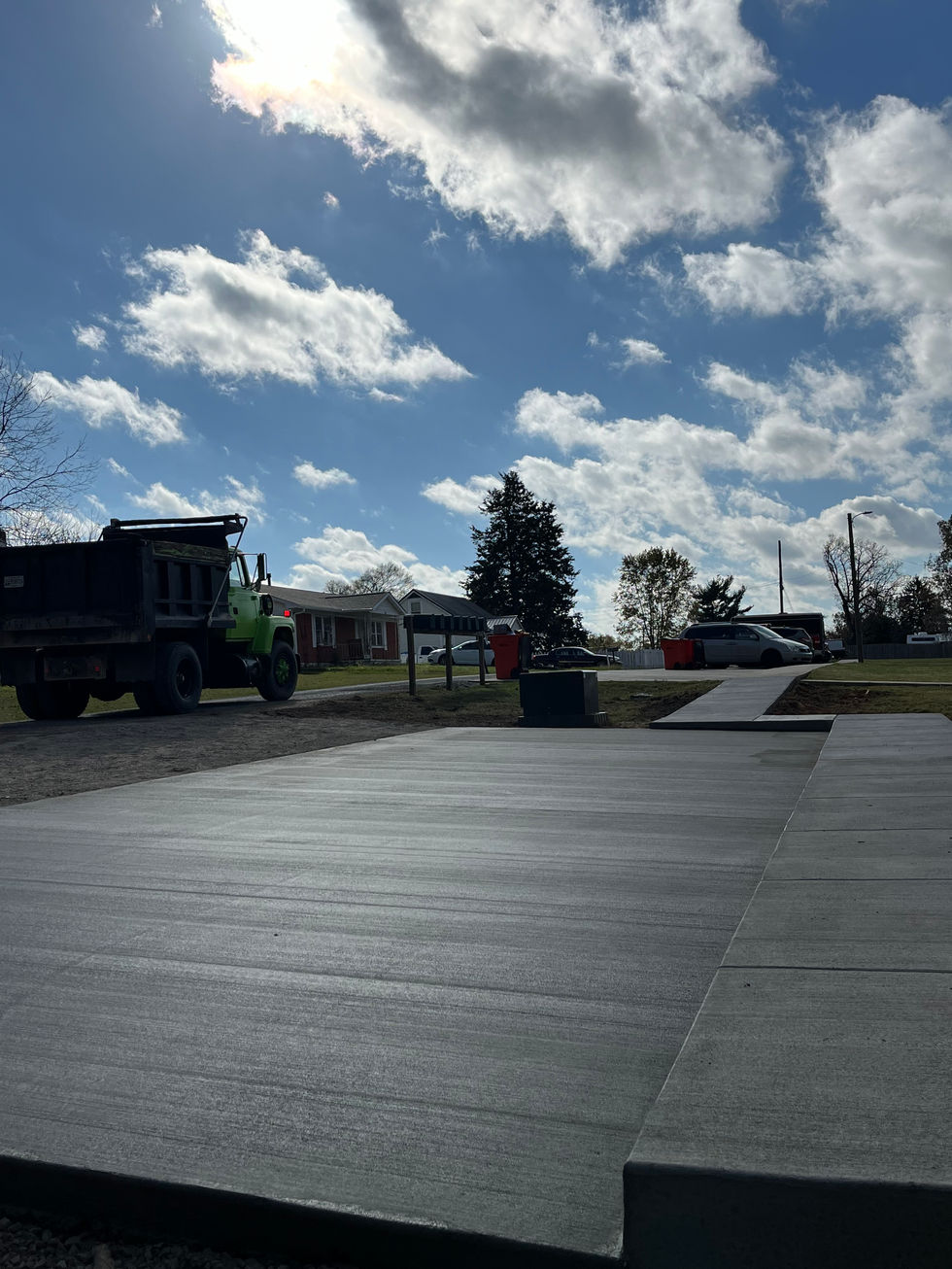 Concrete city walk and Parking pad with a brush finish in Radcliffe, KY