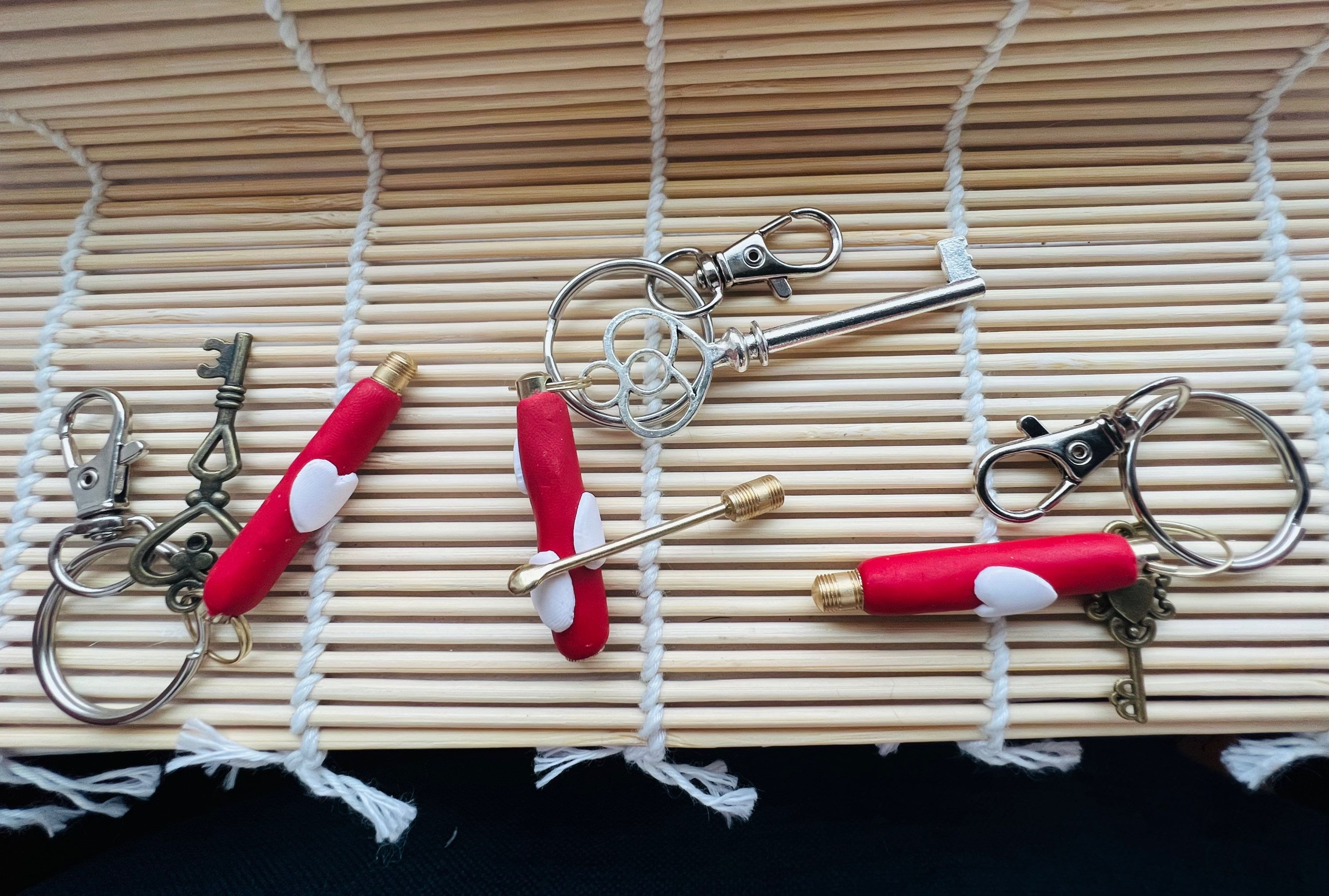 Hideaway Keychain Scoops - Red