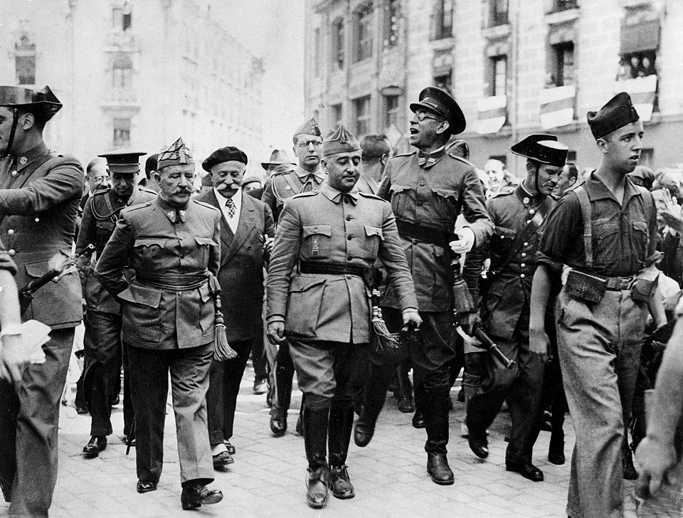 Le général Franco (au centre) en visite à Burgos (aout 1936), ville du nord de l’Espagne assiégée par le général Mola (derrière Franco à sa gauche)