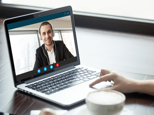 5 consejos de Alexa Schirtzinger para hacer mejores video llamadas.