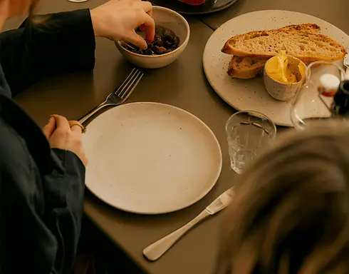 image__table-setting_990x775_desktop.webp