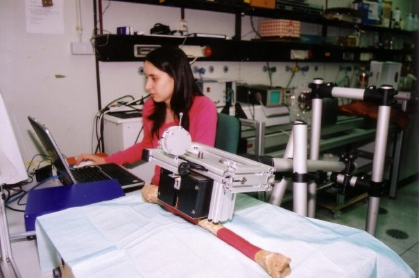 Maria Baias experimenting on Charlemagne's tibia with the NMR-MOUSE