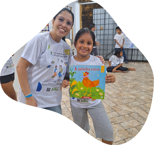 Voluntária e criança com um livro