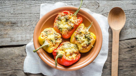 Перец фаршированный куриным филе и овощами