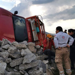 Volcadura de camioneta en el Corredor de la Montaña deja a conductor lesionado
