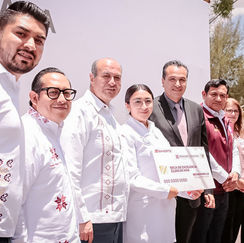 Universitarios son beneficiados con Becas