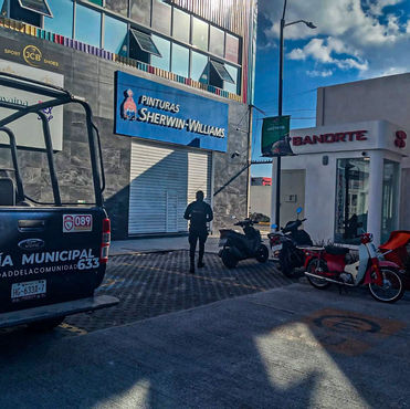 Recuperan dinero atrapado en cajero automático de plaza comercial