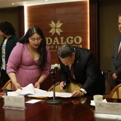 Julio Menchaca atiende a paristas; autoridades universitarias no asisten