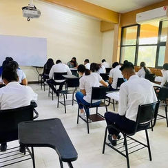 Balcón Político: Las cuotas escolares, voluntariamente a fuerza / Carlos Camacho.