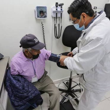 Balcón Político: Menos pobres, pero menos acceso a Salud y los Servicios Sociales
