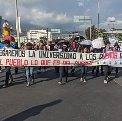 Estudiantes de la UAEH y del Tecnológico de Pachuca marcharon para exigir solución a sus peticiones