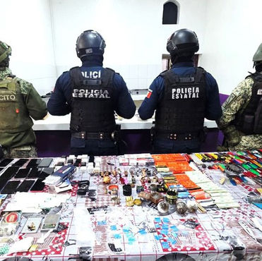 Aseguran teléfonos, armas y drogas en el Cereso de Pachuca