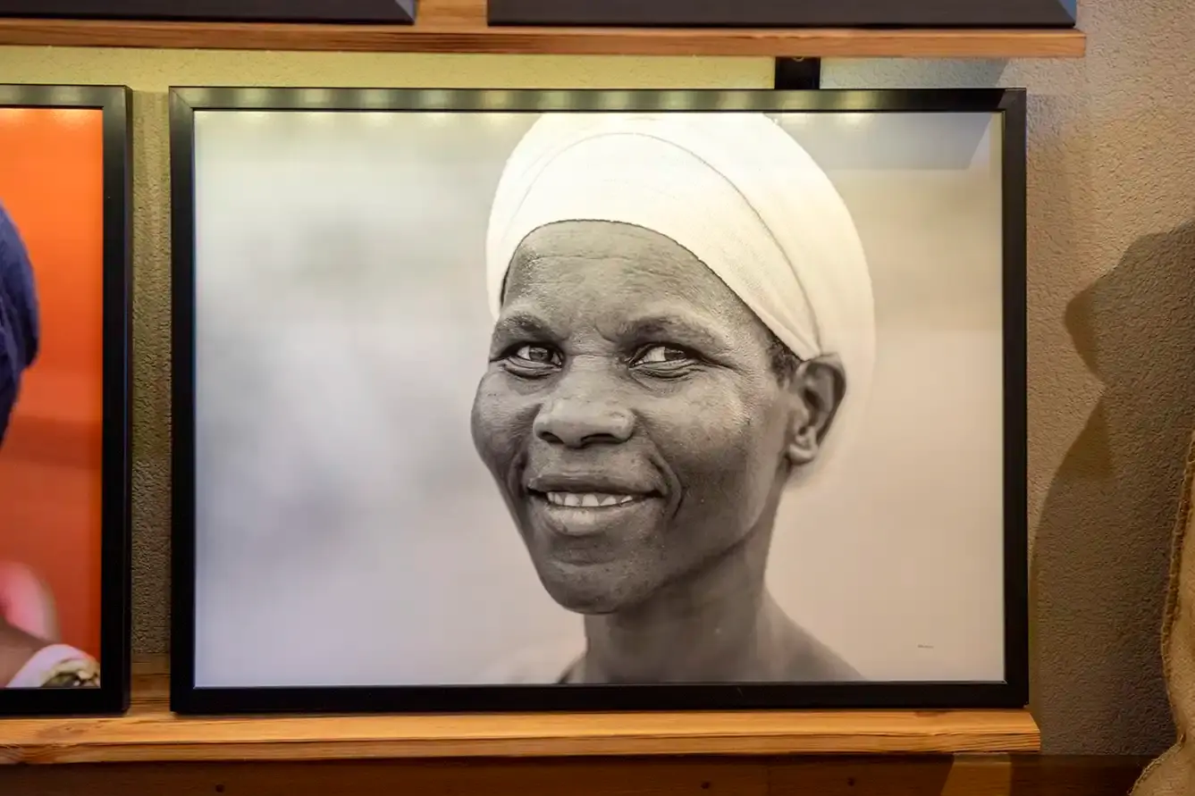 Portrait d'une femme souriante, portant un turban blanc. Atelier-Galerie AVO.