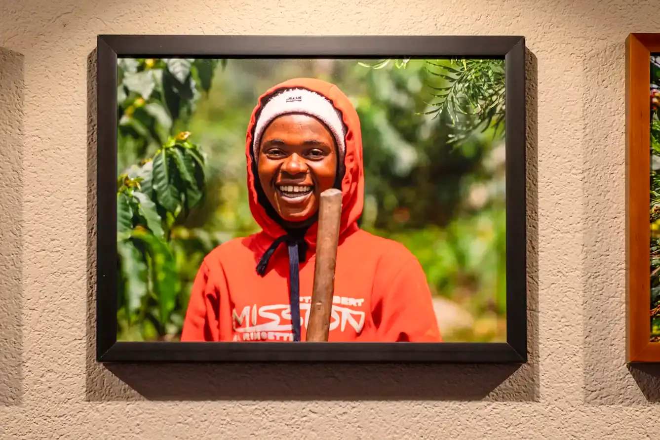 Sourire d'une femme avec un bâton, cadre noir, arrière-plan vert, Mission.