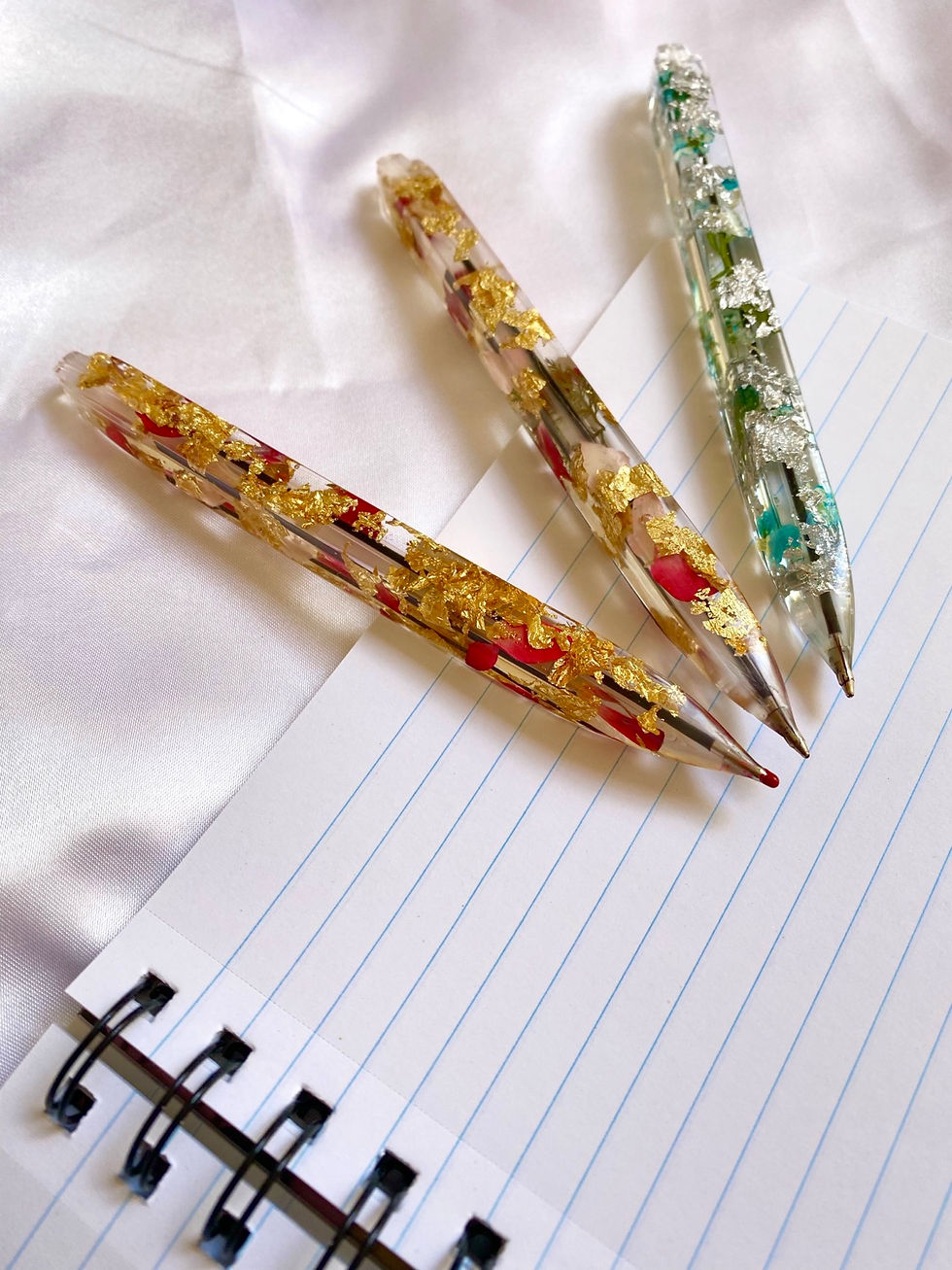Miniature : Stylo à bille en résine incrusté de fleurs séchées et feuilles d’or 