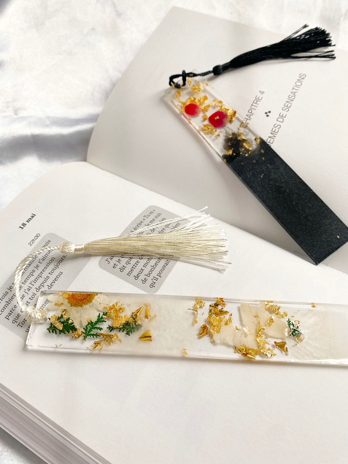 Marque-page noir ou blanc en résine , fleurs séchées et or