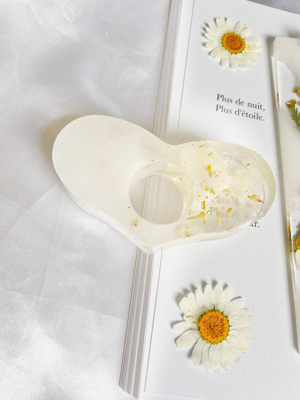 Miniature : Le kit du lecteur - marque-page + bague de lecture blanc nacré et marguerites