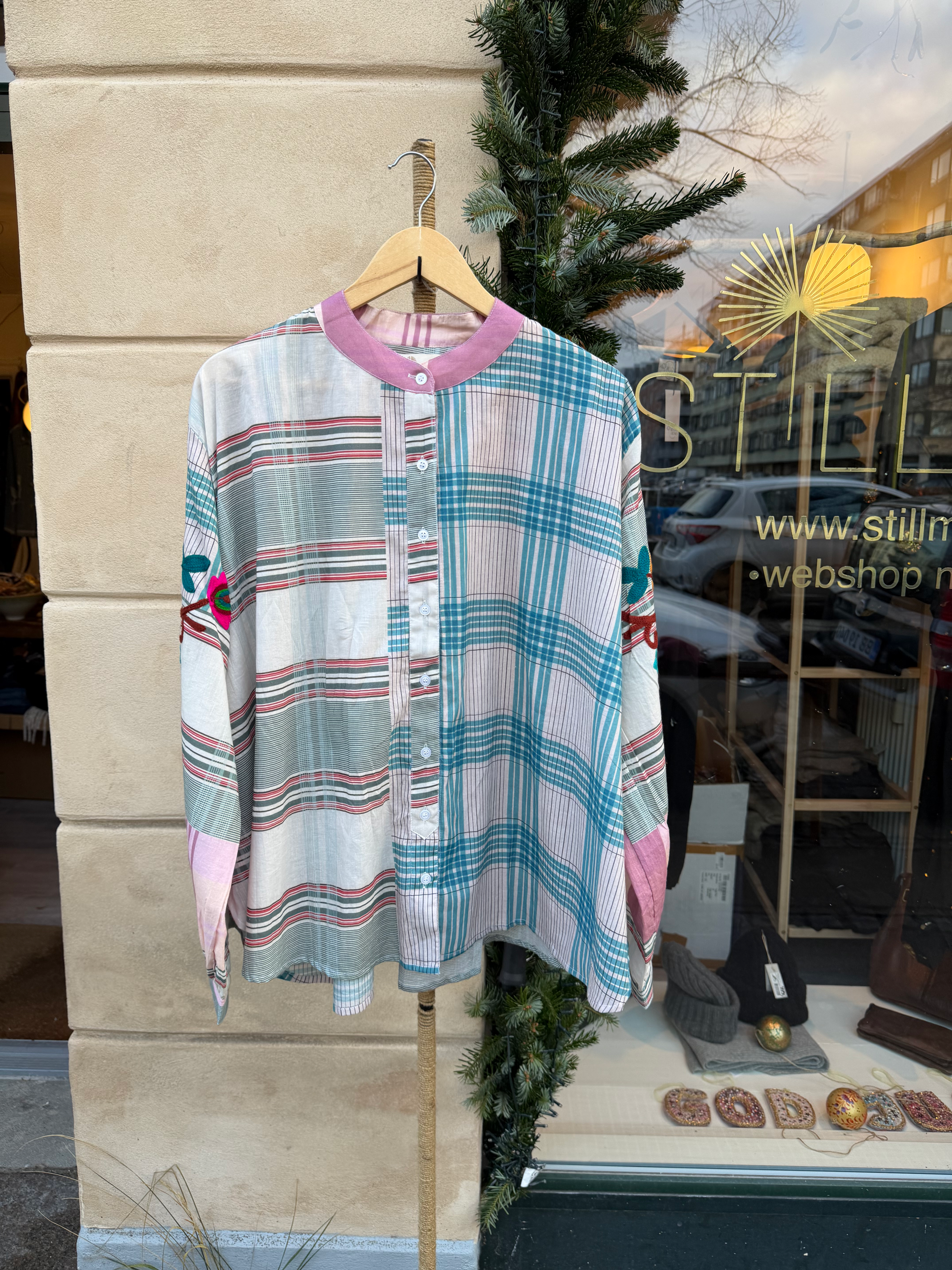 Broderet blomster skjorte, sweet lavender ONESIZE - STILLMIND