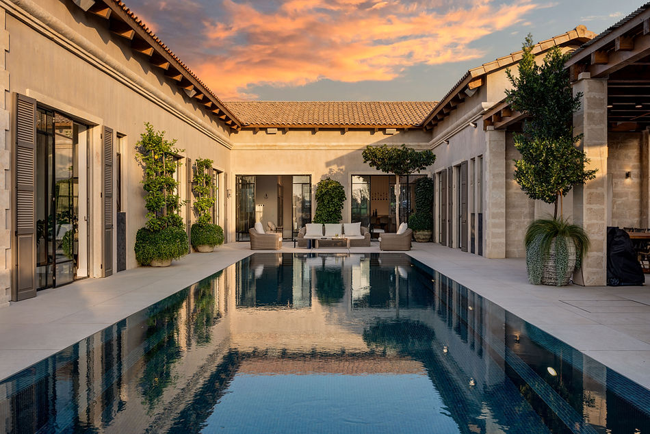 בריכת שחייה מפוארת בחצר בית, שקיעה מרהיבה, מבנה אבן יוקרתי, dikla-pinto