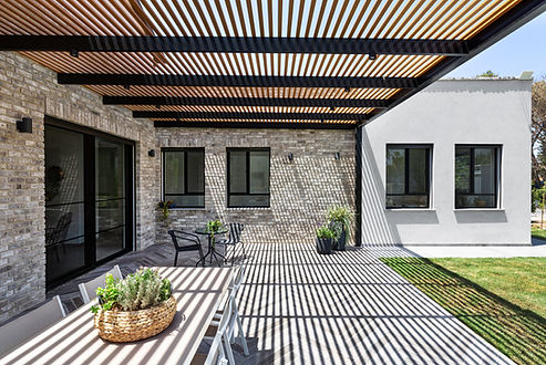 מרפסת בית עם גג עץ דפוס צללים, חלונות שחורים, דשא ו Dikla-Pinto