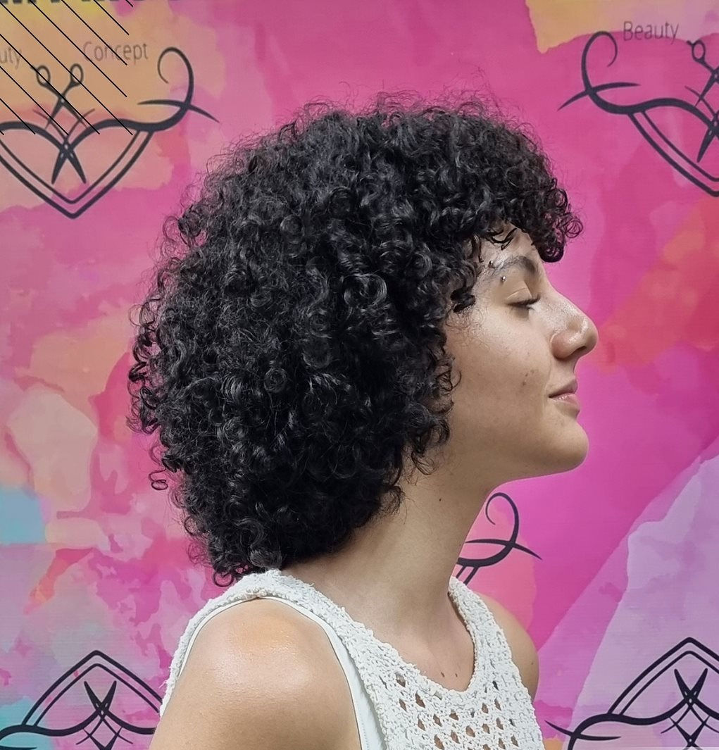 Imagem de uma mulher com cabelos cacheados.