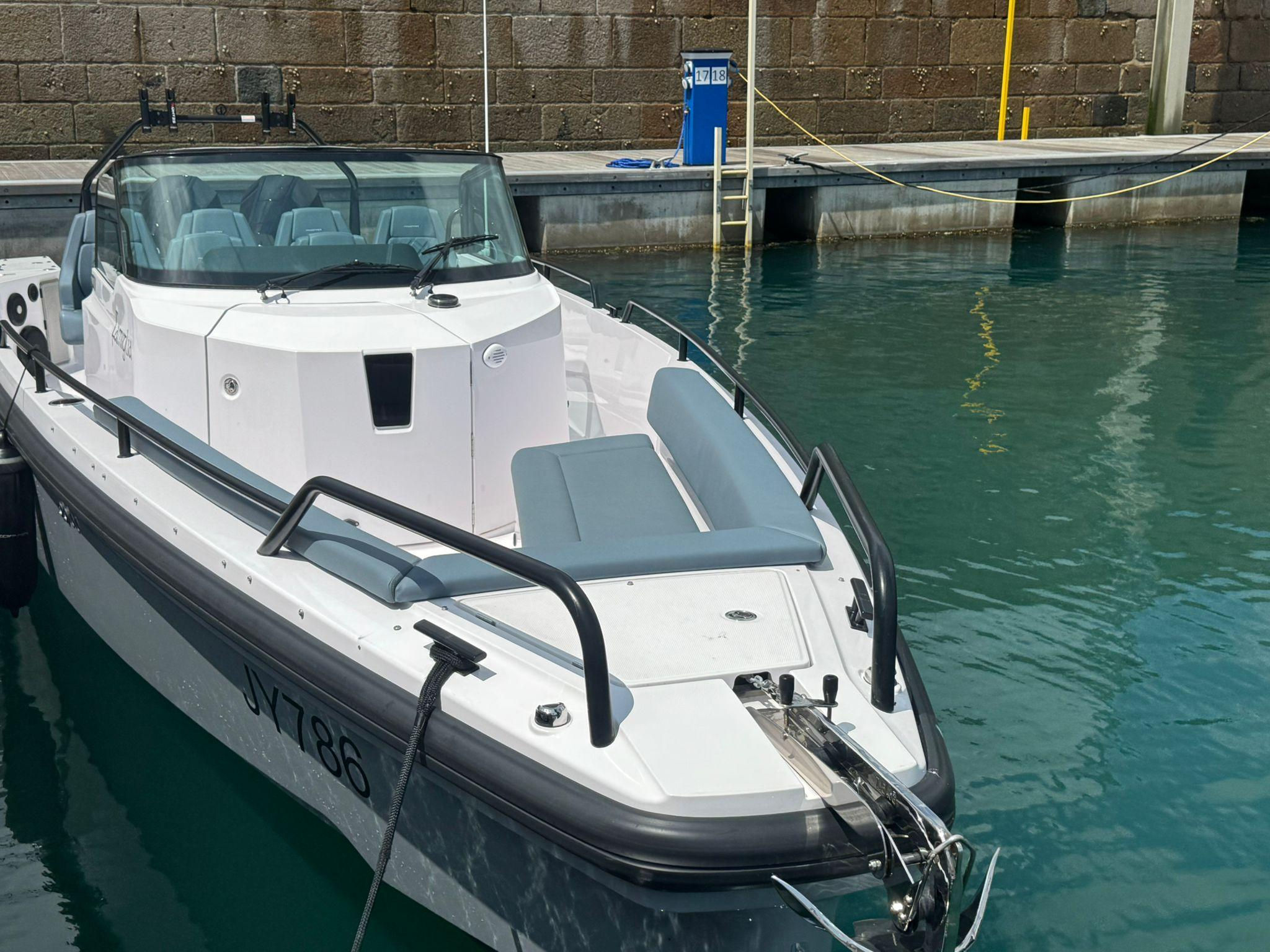 Axopar 28