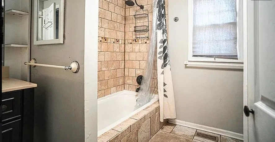 Thumbnail: Tiled shower and tub