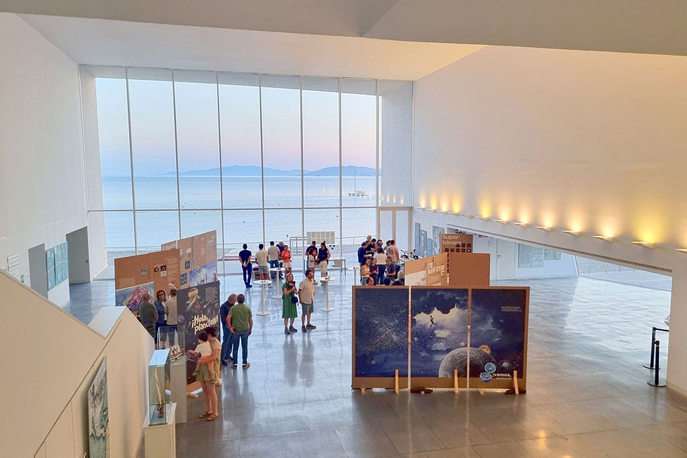 Die Ausstellung in Àguilas – mit fantastischem Blick aufs Meer.