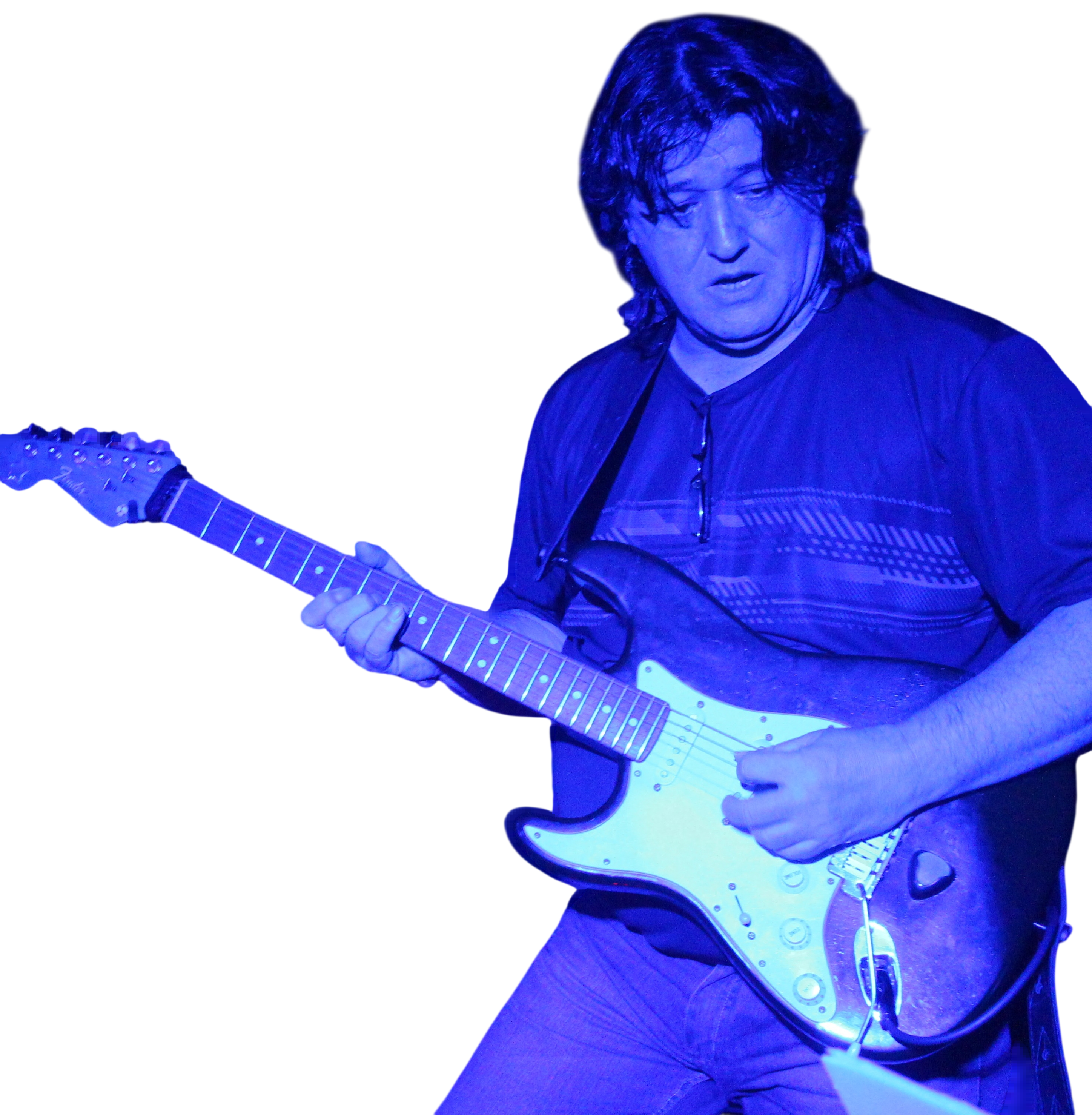 Músico segurando guitarra em estúdio, foco no músico e no instrumento com iluminação quente