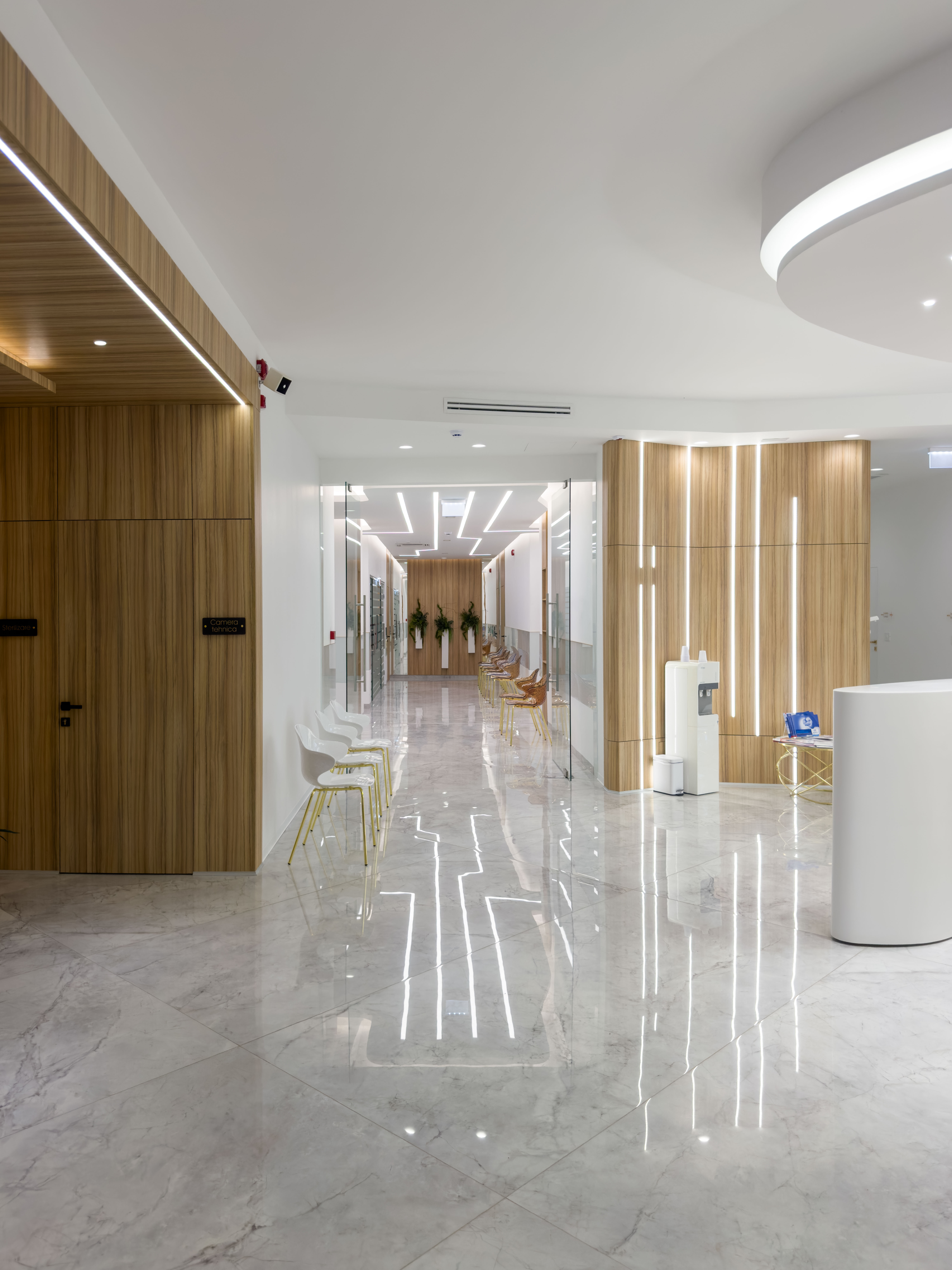 sala de asteptare clinica, clinica medicala, cabinet medical, clinici la cheie, arhitectura, design clinici,  receptie clinica, mobila la comanda, mobila pentru clinici, design interior, corpuri de iluminat, placi ceramice corpuri de iluminat cu led