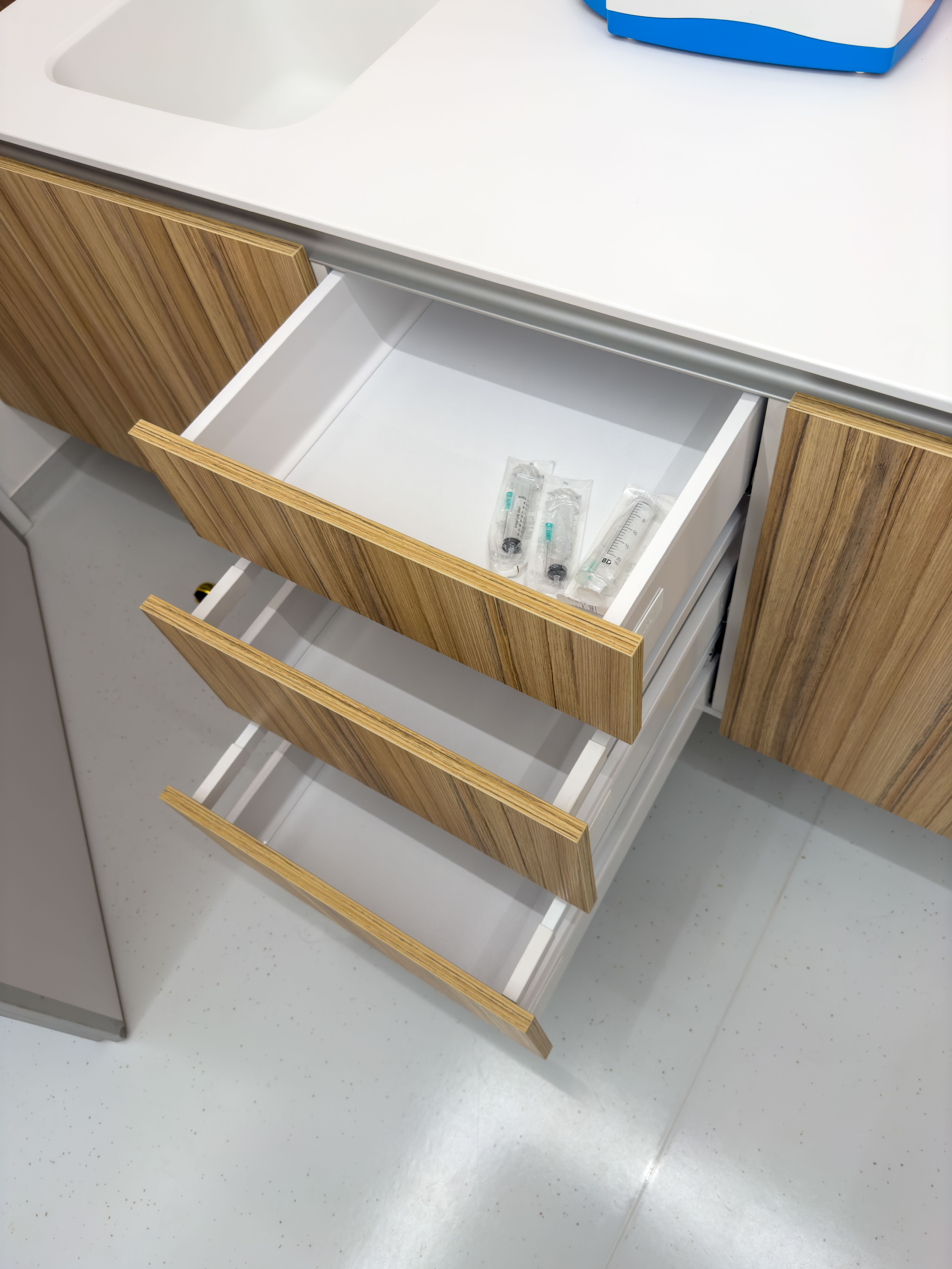 mobila pentru clinici, mobila la comanda, clinici la cheie, design clinici, design cabinete medicale, pardoseala placata cu ceramica, echipamente medicale, ustensile medicale