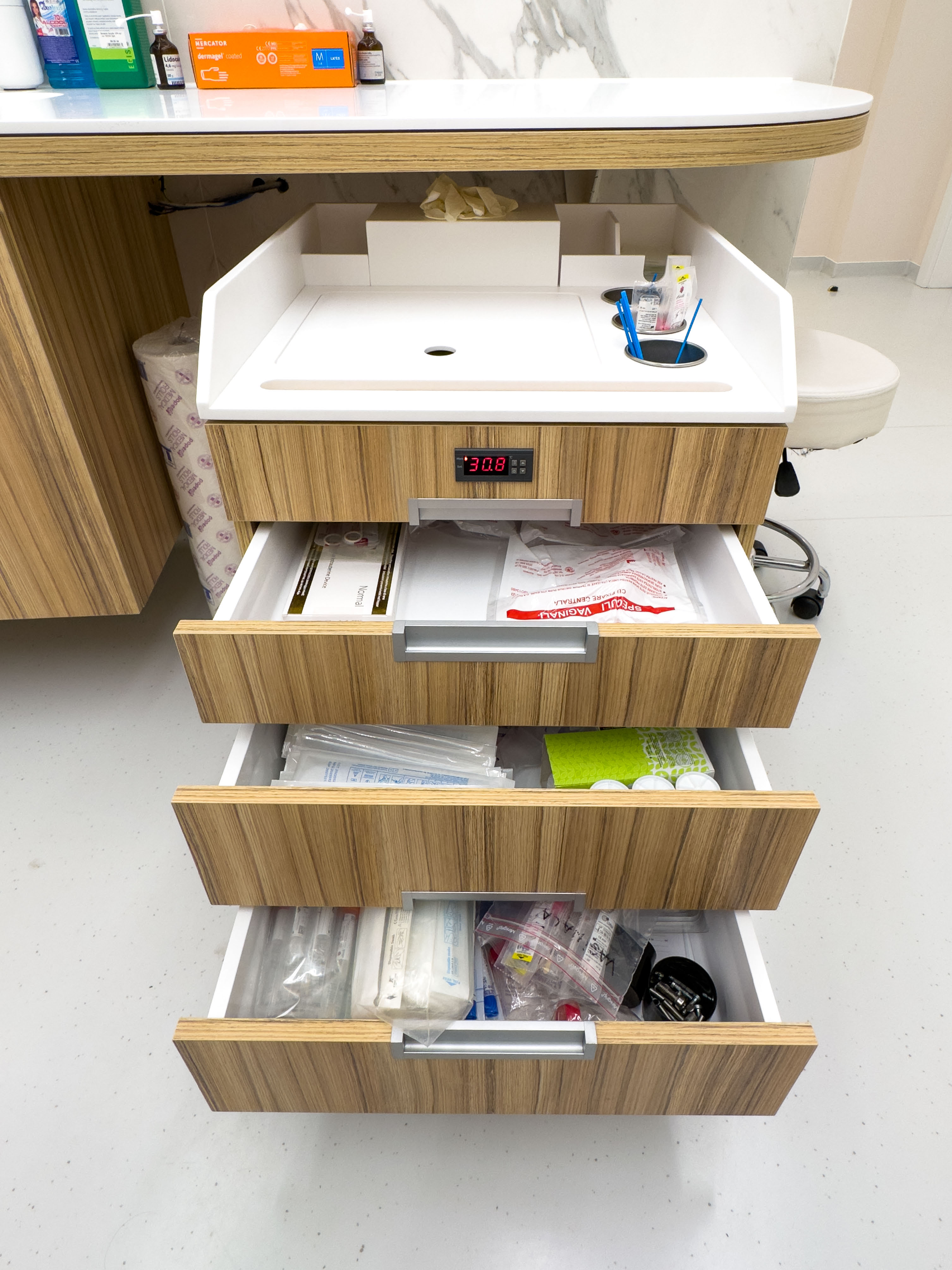 mobila pentru clinici, mobila la comanda, clinici la cheie, design clinici, design cabinete medicale, pardoseala placata cu ceramica, echipamente medicale, ustensile medicale