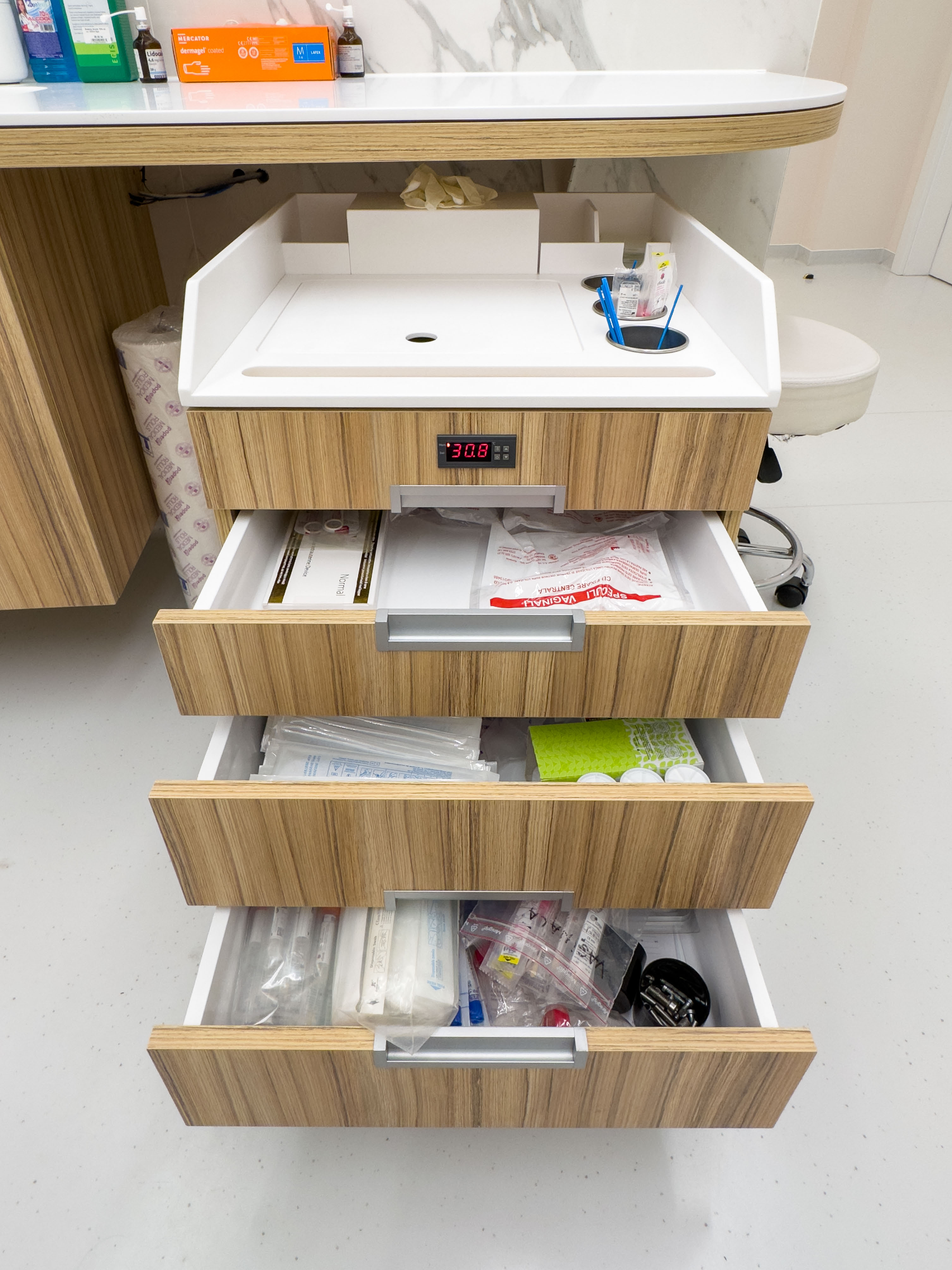 mobila pentru clinici, mobila la comanda, clinici la cheie, design clinici, design cabinete medicale, pardoseala placata cu ceramica, echipamente medicale, ustensile medicale