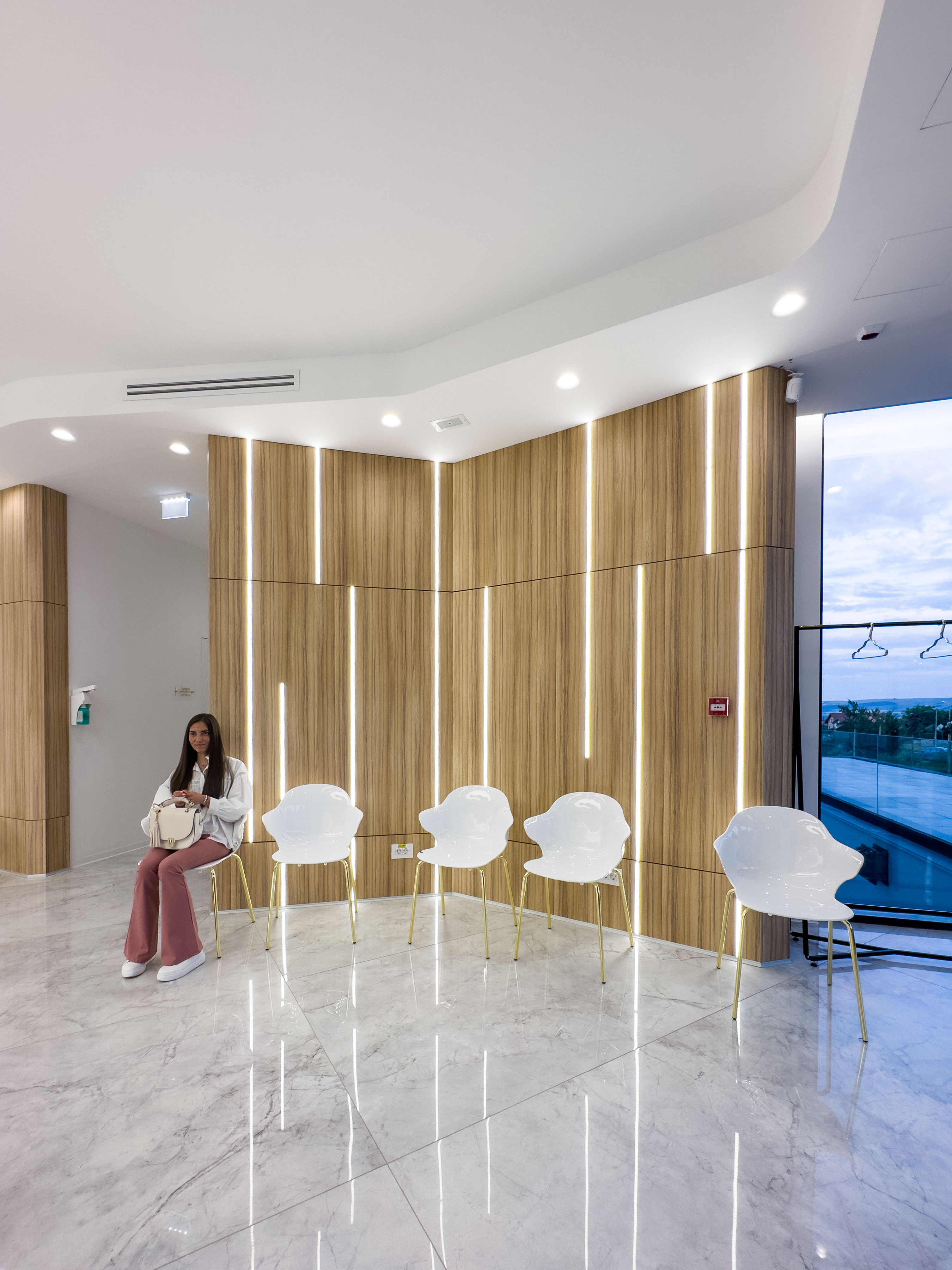 sala de asteptare clinica, clinica medicala, cabinet medical, clinici la cheie, arhitectura, design clinici,  receptie clinica, mobila la comanda, mobila pentru clinici, design interior, corpuri de iluminat, placi ceramice corpuri de iluminat cu led