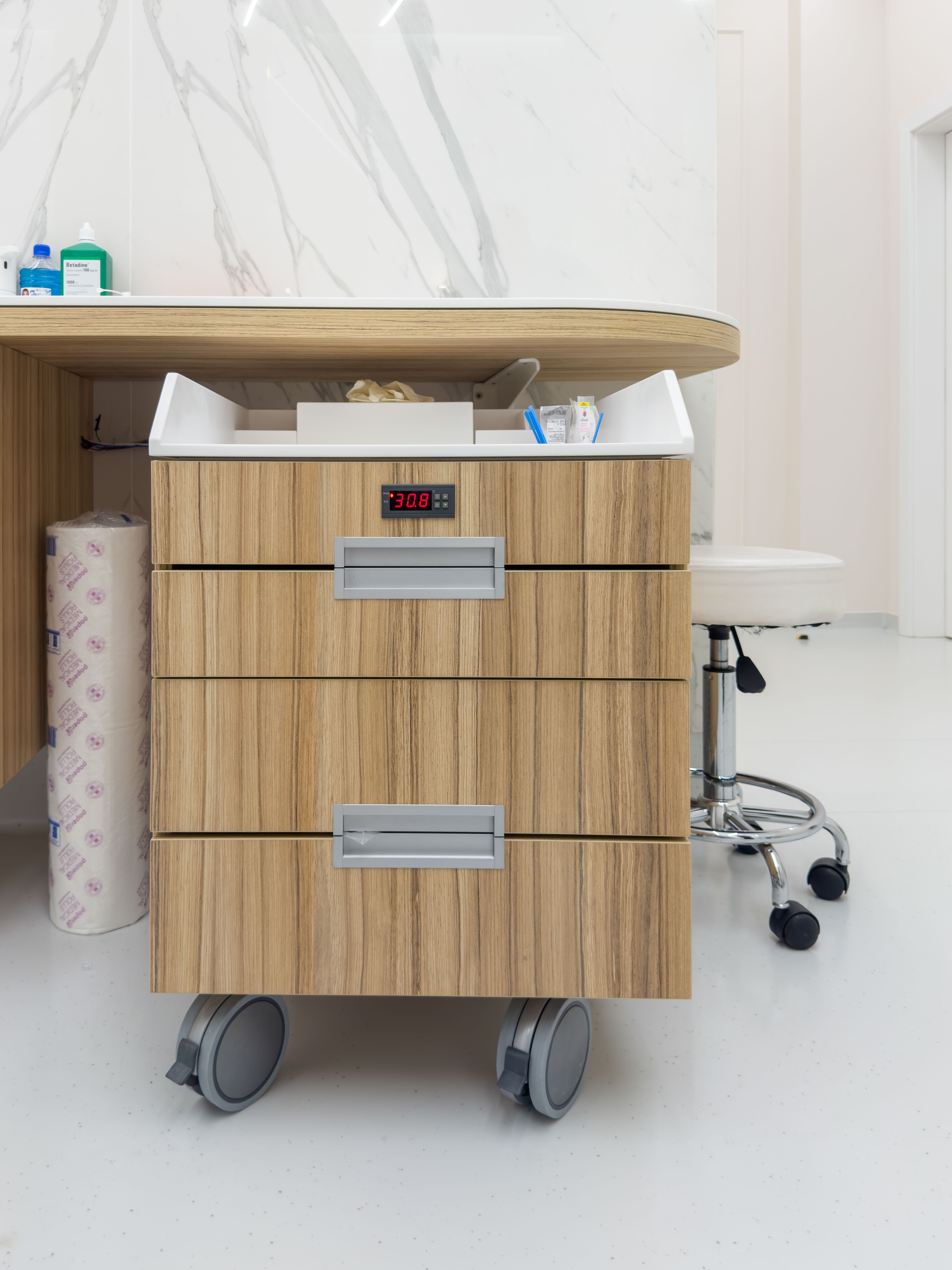 mobila pentru clinici, mobila la comanda, clinici la cheie, design clinici, design cabinete medicale, pardoseala placata cu ceramica, echipamente medicale, ustensile medicale