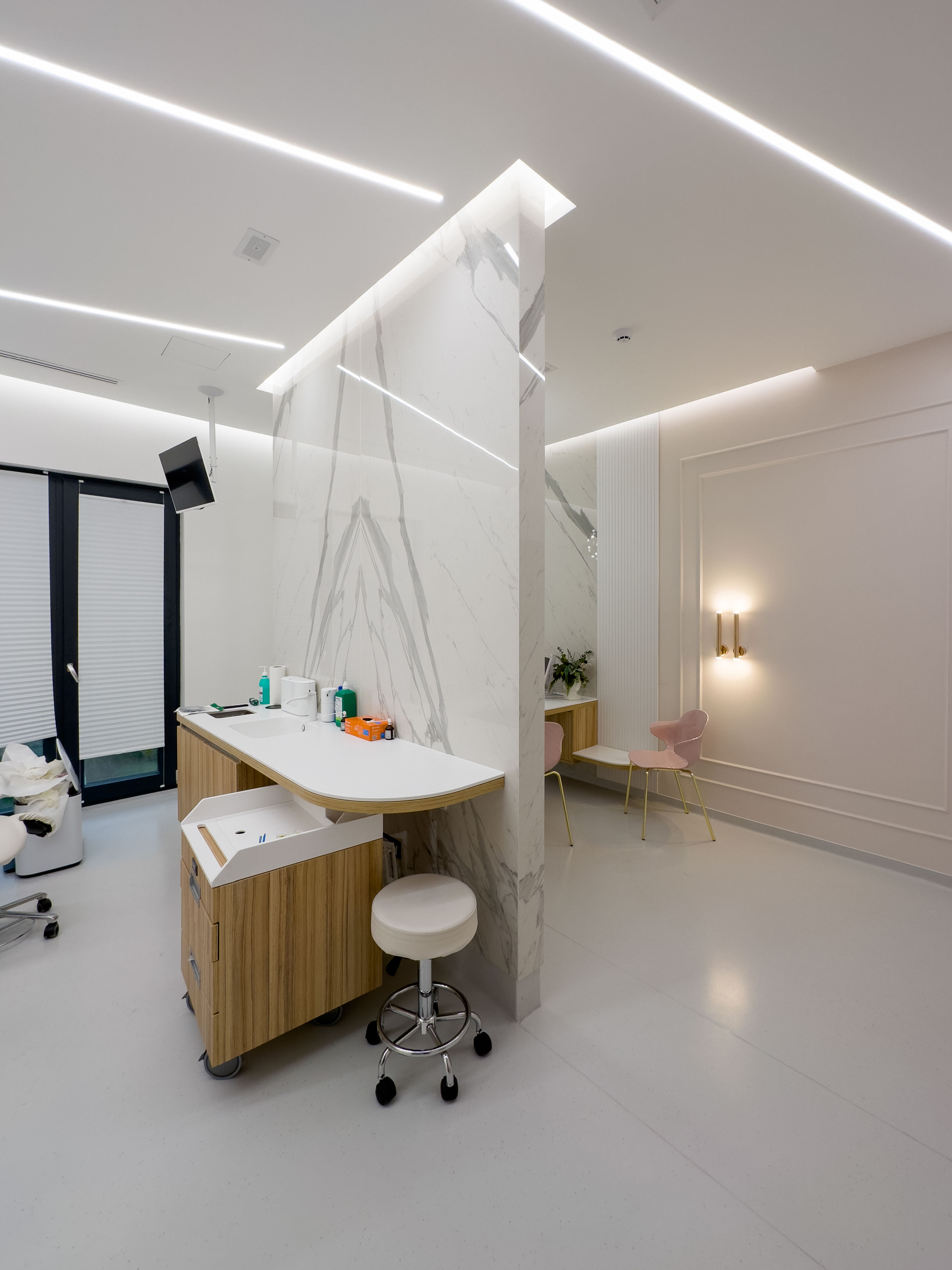 mobila pentru clinici, mobila la comanda, clinici la cheie, design clinici, design cabinete medicale, pardoseala placata cu ceramica, echipamente medicale, ustensile medicale