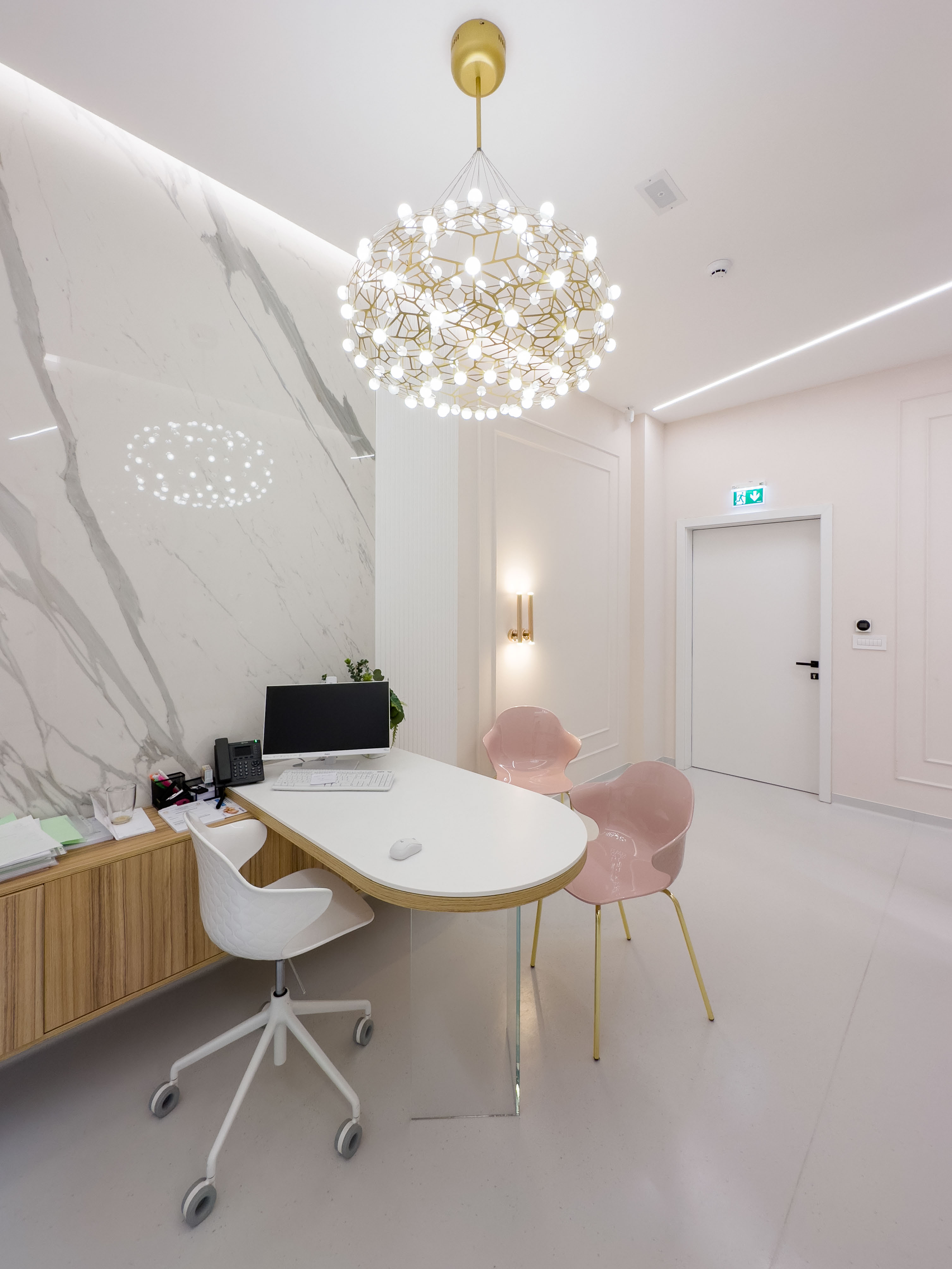 mobila pentru clinici, mobila la comanda, clinici la cheie, design clinici, design cabinete medicale, pardoseala placata cu ceramica, echipamente medicale, ustensile medicale